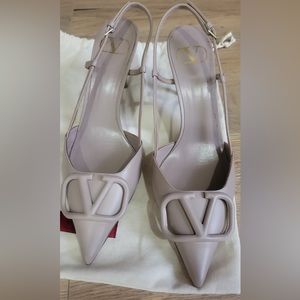 VLOGO SIGNATURE PATENT LEATHER SLINGBACK PUMP 80MM / 3.15 IN.